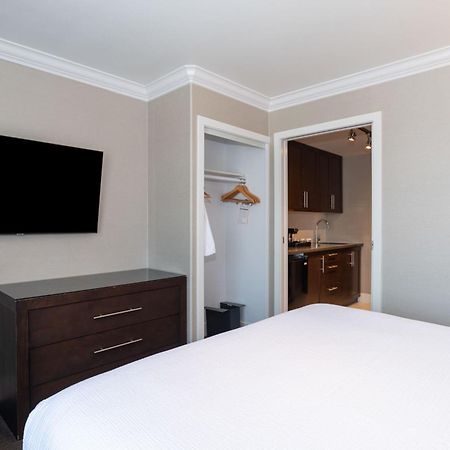 Sandman Signature Edmonton South Hotel Buitenkant foto